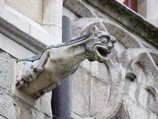 MAŁPIE FIGLE W SŁUŻBIE SACRUM